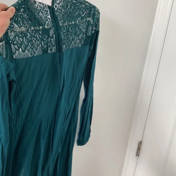 Size small Abercrombie & Fitch dress released circa 2017. Garment may be ironed - Picture 3 of 5